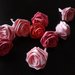 Rose di carta fatte a mano per diverse decorazioni e creazioni gioielli