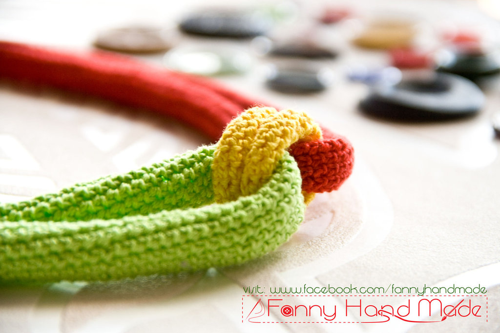 Collana in filo di cotone lavorata all'uncinetto - Gioielli - Coll