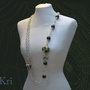 Collana argentata con un piccolo bouquet di fiori e perline verdi