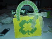borsetta feltro colore giallo e verde fatta a mano decorata con nastri e perle