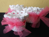 Tris di cestini fatti a mano con fettuccia bianca e fiocco in tulle rosa.