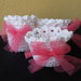 Tris di cestini fatti a mano con fettuccia bianca e fiocco in tulle rosa.
