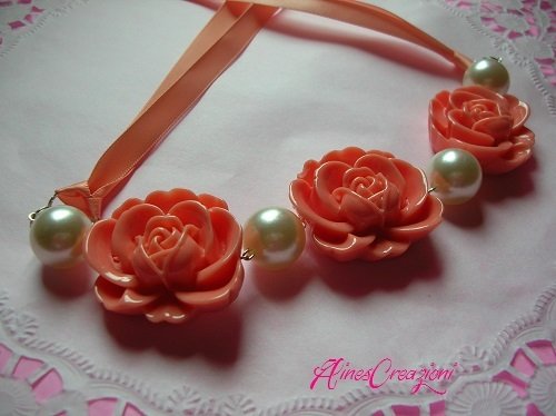 collana con rose rosse, collana floreale all'uncinetto, collana con