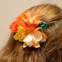 Fermaglio per capelli con fiori in tessuto gialli rossi e arancio