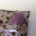Cuscino porta fedi in lino grezzo con rose color lavanda