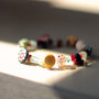 B34.14 - Bracciale elastico con perle e bottoni colorati