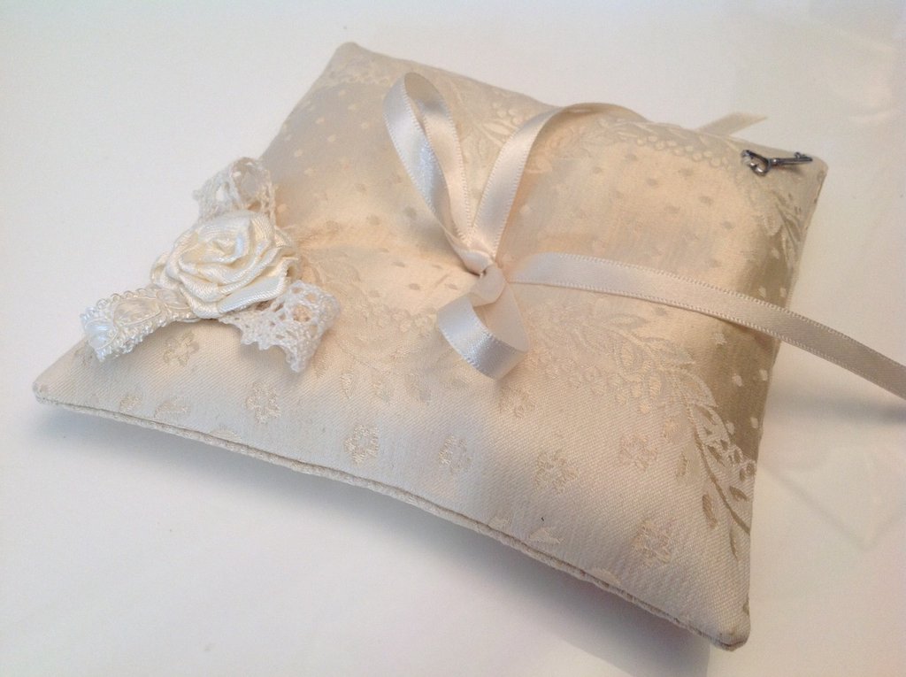 Cuscino Porta Fedi Nuziali HANIUTTY - 20x20cm Avorio Con Pizzo E Strass Per Cerimonia Matrimonio