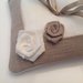 Cuscino porta fedi in lino bianco ed ecrù con due rose di lino 