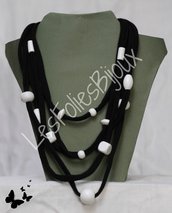 Collana nera con perle bianche di legno