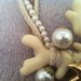 Collana con corallo , dettagli dorati , corda e perle .