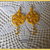                                              orecchini gialli a crochet con pendente