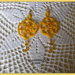                                             orecchini gialli a crochet con pendente