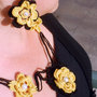Collana roselline gialle con fondo nero