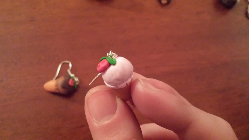 Orecchini a forma di fragola in vetro artistico: pendenti in