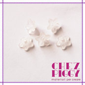 10 x perle a forma di fiorellino - BIANCO