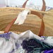 Borsa di paglia con volants in cotone stampa lavanda e bordo pizzo viola
