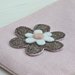 Pochette rosa con cerniera decorata con un fiorellino 