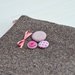 Pochette in lana marrone decorata con bottoncini rosa