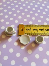 Miniatura tazzina e piattino in ceramica