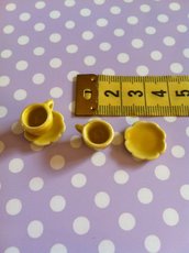 Miniatura tazzina e piattino in ceramica giallo