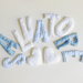SALVATORE: lettere di cotone imbottite con decorazioni a forma di cuore bianche.