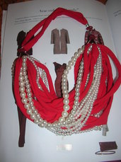 collana di fettuccia di lycra rossa e perle