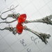 orecchini pendenti con tour eiffel 3D e perle di vetro