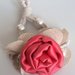 Braccialetto in stoffa con fiore rosa acceso