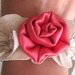 Braccialetto in stoffa con fiore rosa acceso