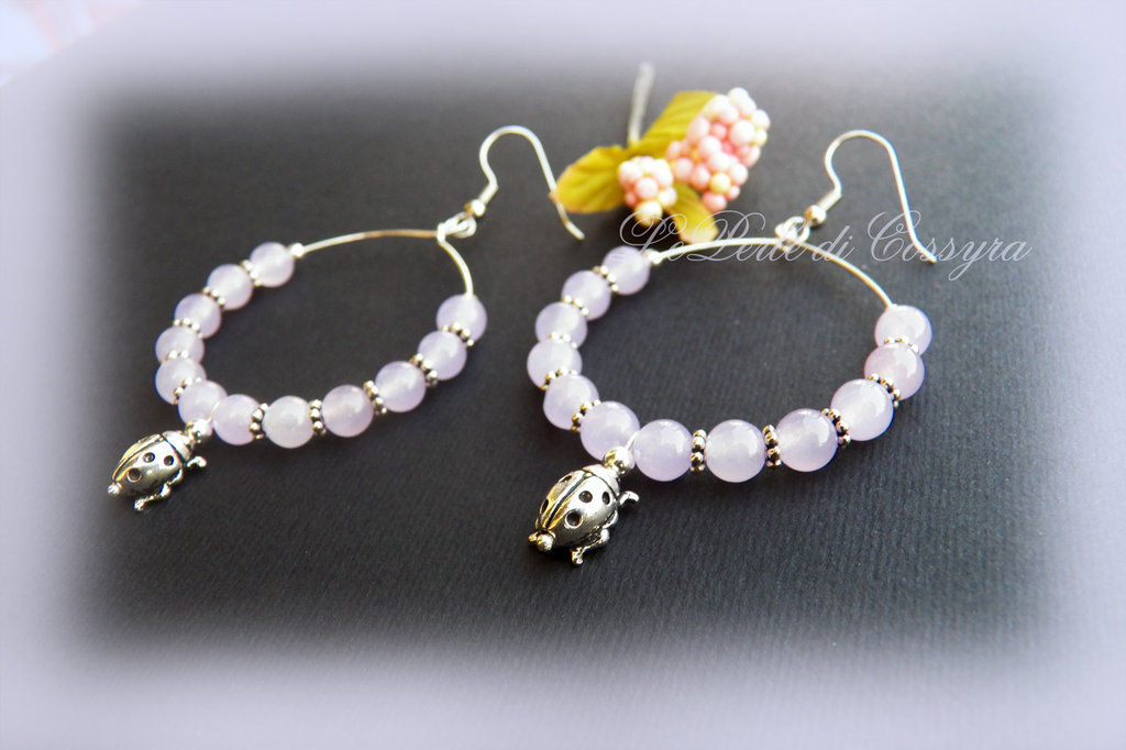 Sarah Alexander Orecchini a cerchio con charm rotondo in rodocrosite rosa