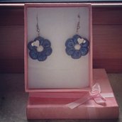 orecchini pendenti in fimo forma fiore colore blu glitter