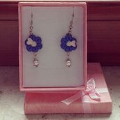 orecchini pendenti in fimo forma fiore colore blu e bianco con dettaglio perla