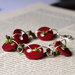 B49.14 - Bracciale rosso con bottoni e perle verdi