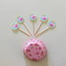 Decorazioni per la festa di compleanno della vostra bambina: Peppa stuzzichini per decorare i dolcetti!