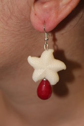 Orecchini con stelle marine bianche e pietre rosse