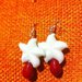 Orecchini con stelle marine bianche e pietre rosse