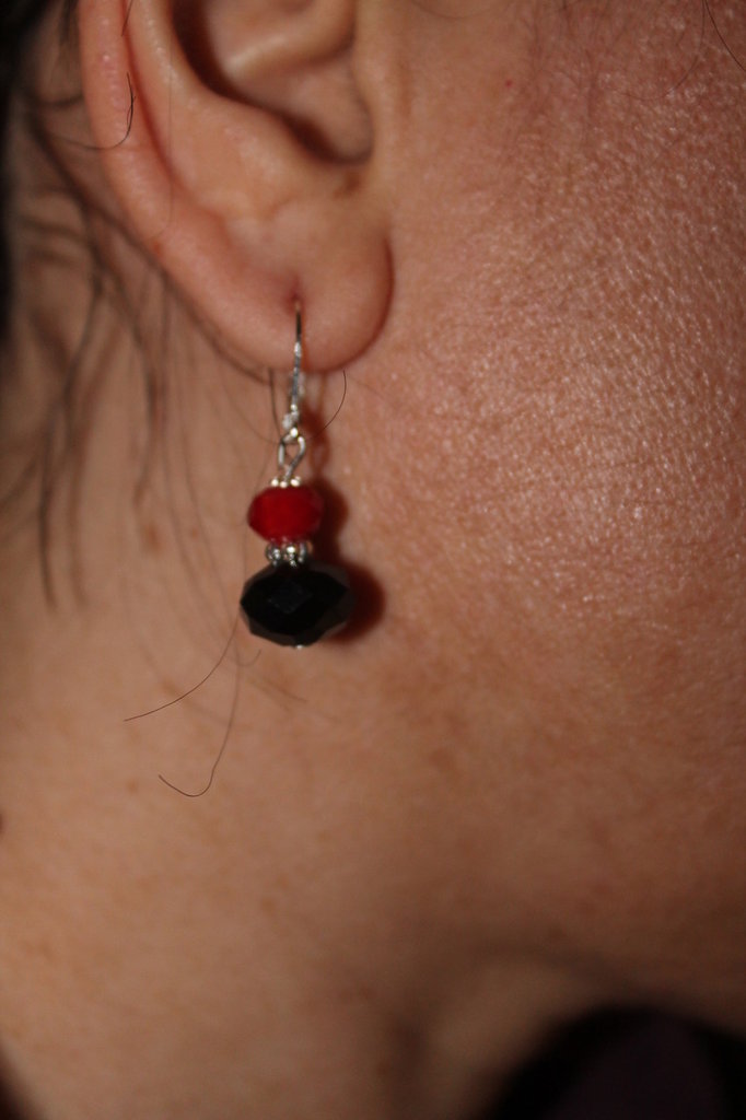 Gioielli Orecchini Orecchini a grappolo orecchini con perline rosse orecchini riciclati 115 orecchini rossi neri Orecchini neri 