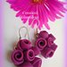 Orecchini  pendenti  Violet Bouquet di rose in pasta di fimo viola con monachella