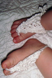 Piccoli sandali per neonata - pattern a maglia