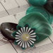 C13.14 - Collana verde con bottoni vintage e fiore - Linea Miro