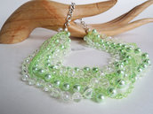 Collana con mezzi cristalli, perle di colore verde acqua e grigie, lavorata con filo verde
