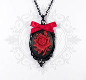 collana cammeo 30x40 nero con fiore rosa rosso. base metallo nero con fiocco in raso rosso - pin up kawaii rockabilly retro goth lolita