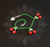 SUPER SCONTO SALDI!bracciale catena verde, tre ciliegie smaltate, chiusura cuore Made With Love - christmas kawaii lolita pin up