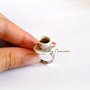 Anello tazza con caffè col. bianco e fiori rossi