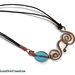 Collana con spirale celtica in rame e perla in vetro azzurro 