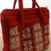 borsa rossa in lana cucita a mano