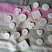 Lettere e bottoni in polvere di ceramica