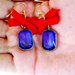 Orecchini pendenti con cristallo di vetro blu e fiocco rosso