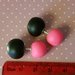 Orecchini palline rosa fluo e nero in fimo