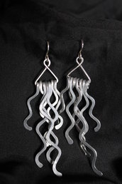 Orecchini "Medusa" in alluminio battuto e monachella in argento